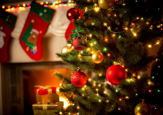 Albero e palline colorate: un elemento classico di ansia da Natale